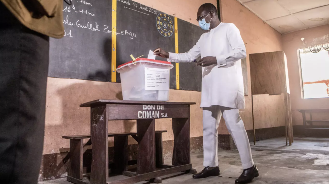 Benin President Patrice Talon casts his ballot at the Charles Guiyot Zongo public school on May 17, 2020, as voting got underway for the local elections. © Yanick Folly, AFP
